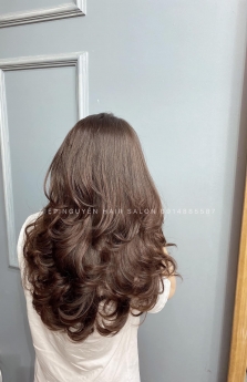 Tóc xoăn sóng lơi ngang vai cho nàng mái mưa Tiệp Nguyễn Hair Salon