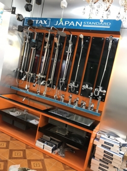 Kệ trưng bày bồn cầu, sen vòi, phụ kiện nhà tắm, vệ sinh