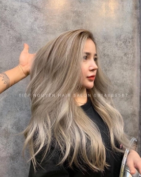 Tóc xoăn sóng lơi ngang vai cho nàng mặt vuông Tiệp Nguyễn Hair Salon