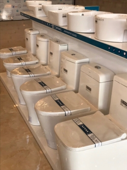 Kệ trưng bày bồn cầu, sen vòi, phụ kiện nhà tắm, vệ sinh