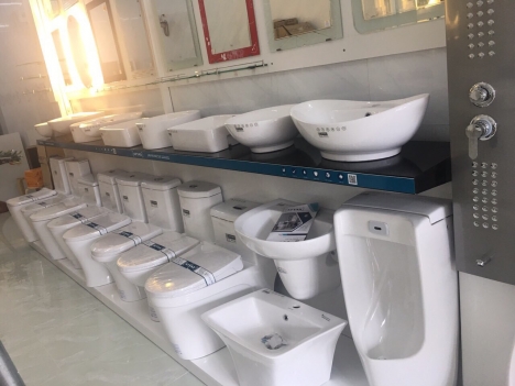 Kệ trưng bày bồn cầu, sen vòi, phụ kiện nhà tắm, vệ sinh
