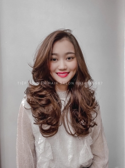 Tóc xoăn sóng lơi ngang vai cho nàng mái mưa Tiệp Nguyễn Hair Salon