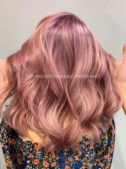 Tóc xoăn sóng lơi, F5 phong cách với kiểu Tóc xoăn sóng lơi đang làm mưa làm gió mùa hè này