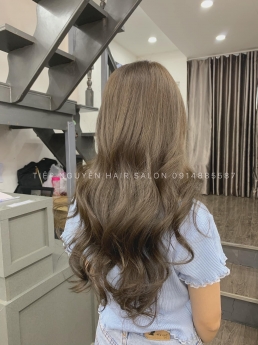 Xoăn sóng lơi, kiểu tóc uốn xoăn đẹp và giúp nàng trẻ trung như tuổi đôi mươi Tiệp Nguyễn Hair Salon