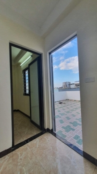NHÀ ĐẸP NGUYỄN ĐÌNH HOÀN 6 TÂNG x 40 m2 Ở NGAY, Ô TÔ 5M  GIÁ 5.3 TỶ.