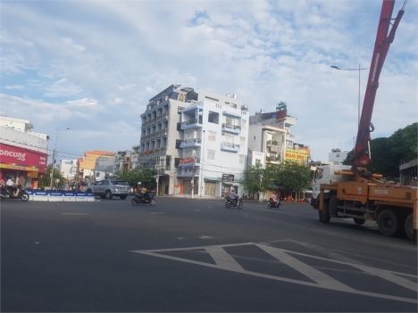 Cho thuê mặt bằng 350m2 ngã 5 trương công định, tpvt