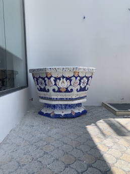 Chậu hoa dán miễng sành - chậu khảm sành sứ - nghệ nhân dán miễng sành sứ ,khảm miễng