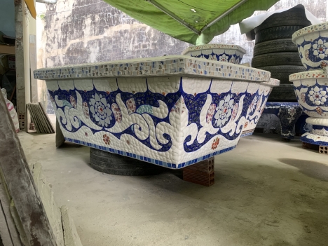Chậu hoa dán miễng sành - chậu khảm sành sứ - nghệ nhân dán miễng sành sứ ,khảm miễng