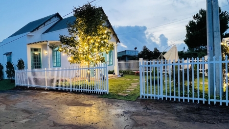 Nhà mặt tiền đường Tỉnh lộ 725 , thuộc Lộc Ngãi , Bảo Lâm . Dt 427m2 xây kiên cố full nội thất .