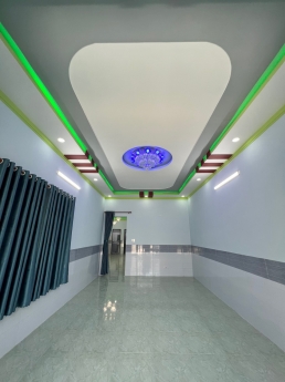 nhà  tân phong mái thái mới 100% đường ô tô nở hậu