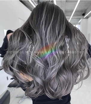 Nhuộm tóc màu nâu tây đẹp tôn da cho nàng tóc xoăn sóng lơi Tiệp Nguyễn Hair Salon