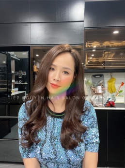 Nhuộm tóc màu nâu tây tôn da siêu sáng cho nàng tóc xoăn ngang vai Tiệp Nguyễn Hair Salon