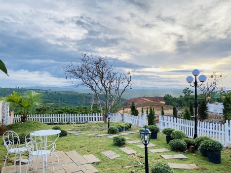 Bán nhà nghỉ dưỡng siêu đẹp tại Bảo Lộc , DT 427m2 view săn mây mặt tiền đường nhựa 12m .