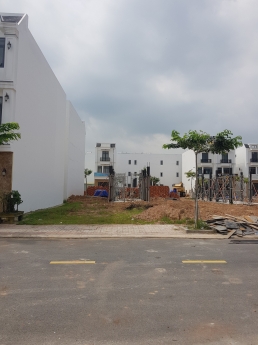 Chủ cần tiền gửi bán mấy nền đất sát cổng Vsip 2