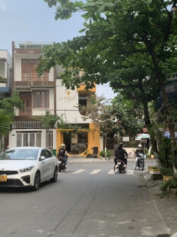 Bán nhà 2 tầng mặt tiền Phạm Văn Bạch gần trường Sky-line