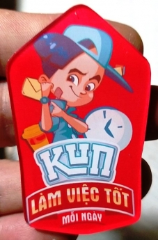 Huy hiệu mica cắt laze theo hình giá rẻ