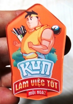 Huy hiệu mica cắt laze theo hình giá rẻ