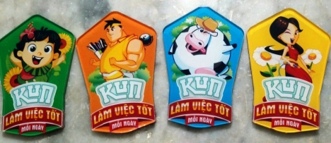 Huy hiệu mica cắt laze theo hình giá rẻ