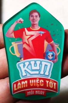 Huy hiệu mica cắt laze theo hình giá rẻ