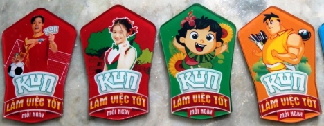 Huy hiệu mica cắt laze theo hình giá rẻ