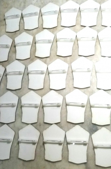Huy hiệu mica cắt laze theo hình giá rẻ