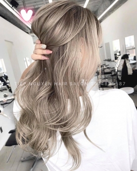 Tóc uốn sóng lơi ngang lưng mang đến vẻ đẹp nhẹ nhàng cho nàng - Tiệp Nguyễn Hair Salon