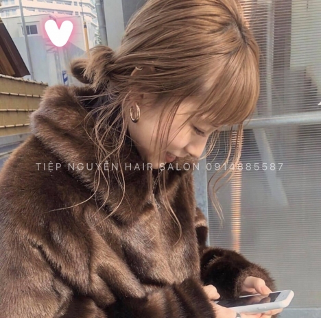 Tóc uốn sóng lơi ngang lưng để mái dài - Tiệp Nguyễn Hair Salon