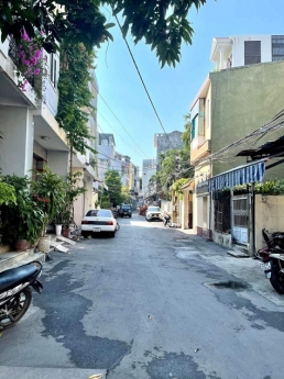Bán nhà 3 tầng kiệt ô tô lô góc Điện Biên Phủ đầy đủ nội thất.
