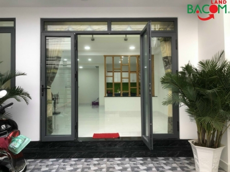 -Giá chỉ3,3 tỷ TL.Bán nhà 1 trệt 1 lầu mới leng keng, đường xe hơi, 69,2m2, SHR, thổ cư 100%, P.Tân