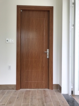 Cửa nhựa gỗ composite thực tế | Tại công trình ở tp.hcm