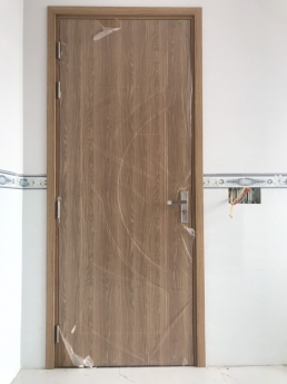 Cửa nhựa gỗ composite thực tế | Tại công trình ở tp.hcm
