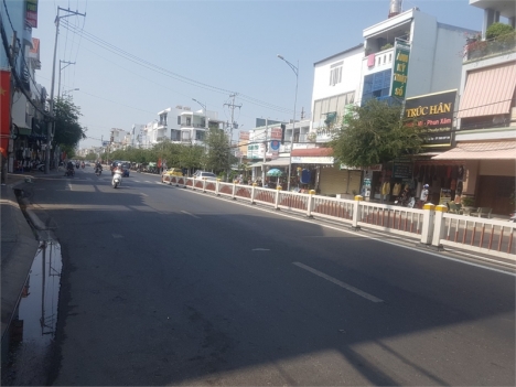 Cho thuê nhà kính đẹp mặt tiền 1 trệt 3 lầu đường 30/4, TP Vũng Tàu