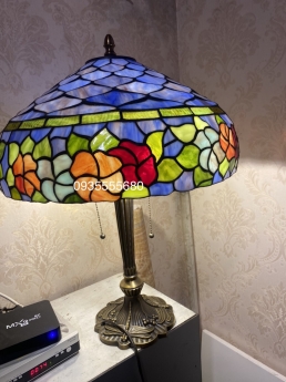 Giao lưu đèn tiffany hoa leo chân cổ của Pháp