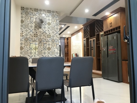 Nhà mặt tiền 3 tầng Nguyễn Huy Tự gần Kinh Dương Vương, tặng nội thất