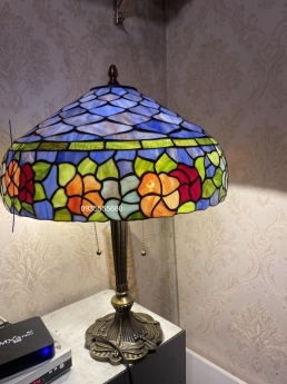 Giao lưu đèn tiffany hoa leo chân cổ của Pháp