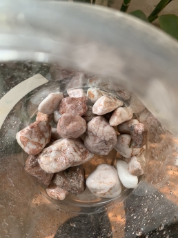 Sỏi cuội trang trí lối điii