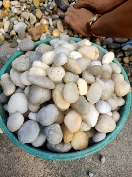 Sỏi cuội trang trí lối điii