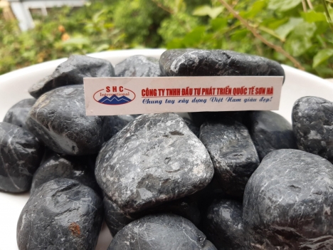 Sỏi cuội trang trí lối điii