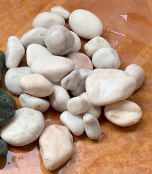 Sỏi cuội trang trí lối điii
