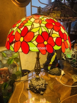Giao lưu em đèn bàn tiffany hoa đỏ nổi bật