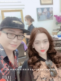 Tóc hippie uốn xoăn ăn đứt mọi ánh nhìn đổ dồn về nàng. - Tiệp Nguyễn Academy.