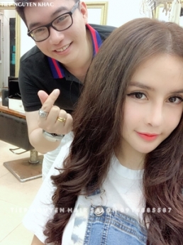 Tóc uốn layer xoăn nhẹ nhàng giúp nàng tự tin diện đồ. - Tiệp Nguyễn Academy.