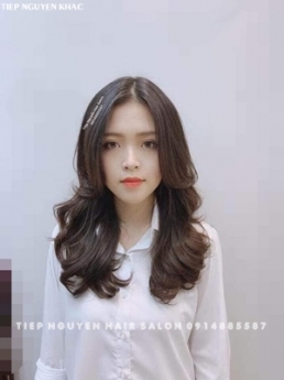 Tóc uốn layer dịu dàng cho nàng ăn diện mọi style thời trang. - Tiệp Nguyễn Academy.