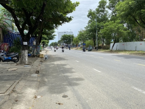 Mặt tiền Lý Thái Tông, 5 tầng, kẹp cống, 125m2, đường 7m5 thu nhập 35tr,