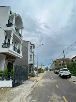 Cần bán khách sạn đang kinh doanh 12 phòng trên đường Phạm Hồng Thái Phường 10 Đà Lạt, giá 16,5 tỷ