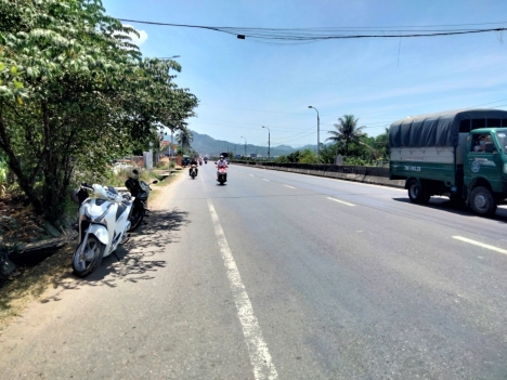 Lô góc 3 mặt tiền Hòn Rớ 2.