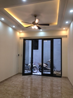 Cần cho thuê nhà nguyên căn 5 tầng giá 8.5tr/th tại Ngọc Lâm , Long Biên