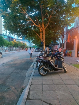 BÁN NHÀ MẶT PHỐ TRUNG KÍNH, CẦU GIẤY, VỈA HÈ ĐÁ BÓNG, MT VIP, KD SIÊU ĐỈNH