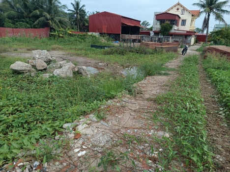 lô đát tuyến 2 đg phạm văn đồng ngang 6 đg ôtô tránh nhau 1x tr/m