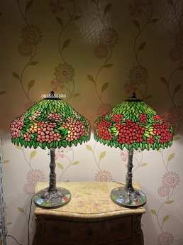 Giao lưu đôi đèn bàn tiffany hoa đỏ hàng mỹ